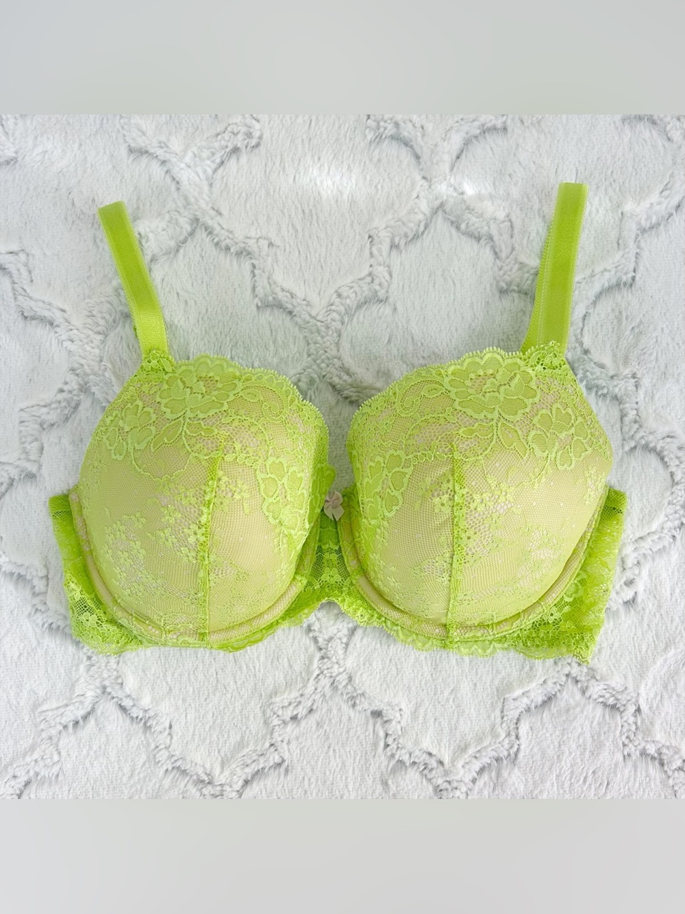 Victoria’s Secret Neon Green Lace Dream Angels Lined Demi Bra Size 36DD